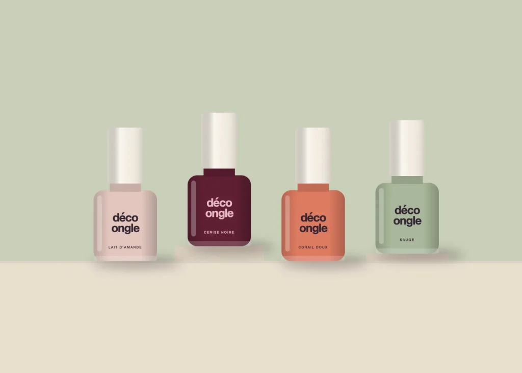Quatre flacons conceptuels Déco Ongle : Lait d’amande, Cerise noire, Corail doux et Sauge, sur fond sauge